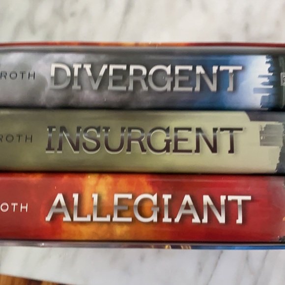Veronica Roth’s book collection - Picture 1 of 13